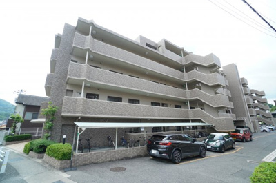 【外観】 | ファミール上安ステーションサイド(リノベ済） | 【耐震性】
耐震性の高さを判断するポイントは、
建築確認申請日が1981年6月1日以降の
新耐震基準に適合しているかどうか。
震度６程度の大地震でも
建物が崩壊しないレベルが基準になりました。