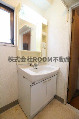 西村マンションⅡの独立洗面台|独立洗面台、小物を置くことができて便利です