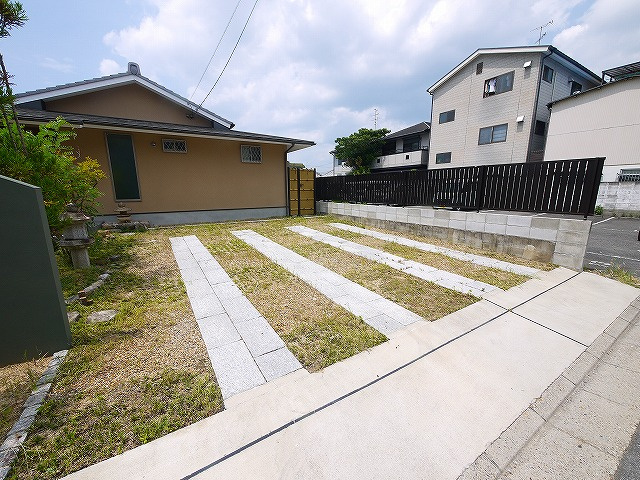 高天市町戸建の駐車場