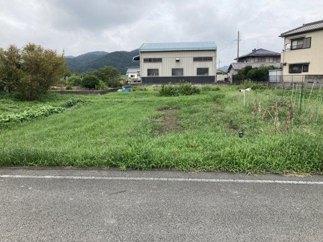 たつの市揖保町東用／売土地の前面道路含む現地写真