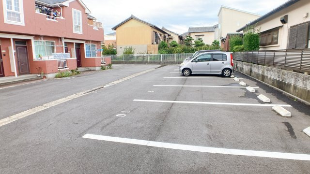 カリーノAの駐車場