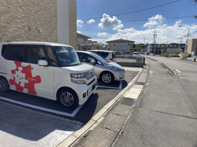 リブリ・たつみ袁の駐車場