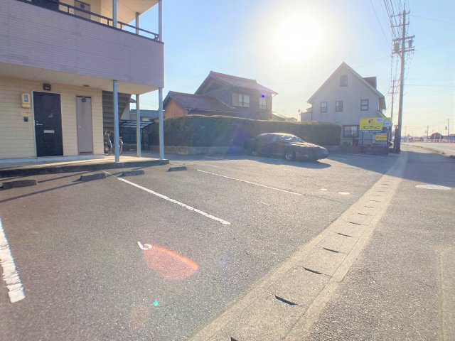 サープラス東郷Ⅱの駐車場