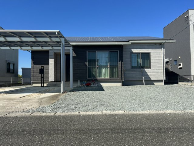 沖町戸建の外観|■小さいお子様がいる家庭にオススメの平屋建てです◎
■お庭もカーポートもしっかり整備されています◎
