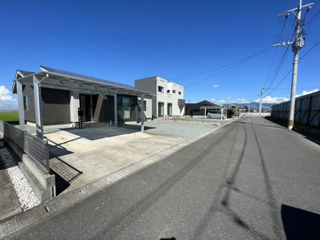 沖町戸建の外観|■カーポート付きの駐車場で雨の日も濡れずに家に入れます♪
■停め方次第では5台以上駐車可能！！