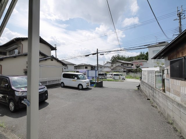ハイツニューアイリスの駐車場