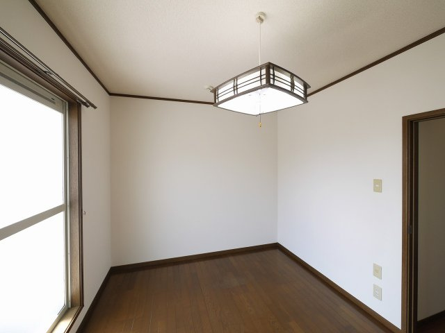 ハイツニューアイリスの洋室