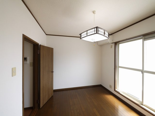 ハイツニューアイリスの洋室