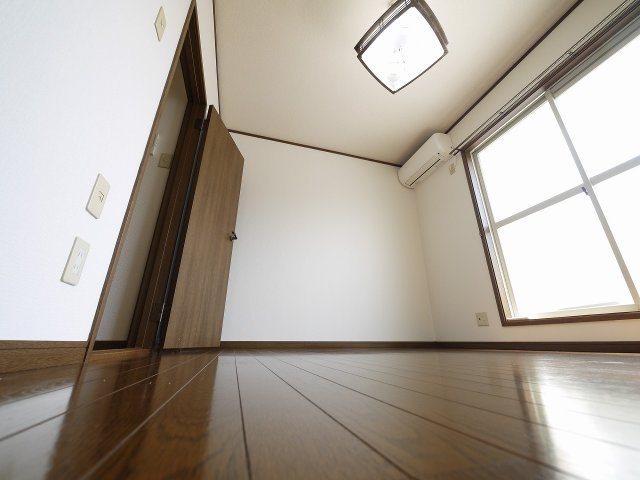 ハイツニューアイリスの洋室