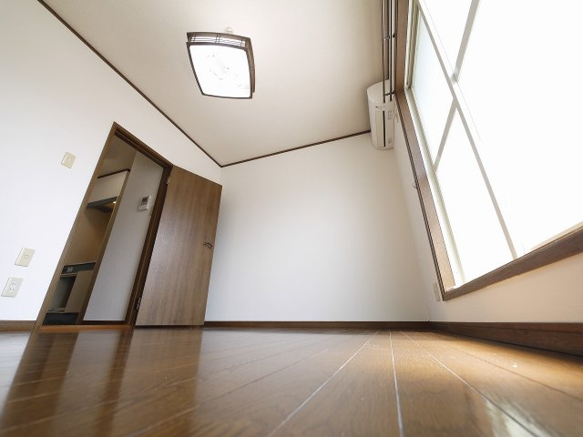 ハイツニューアイリスの洋室
