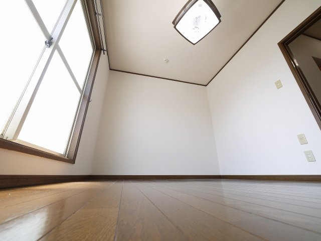 ハイツニューアイリスの洋室