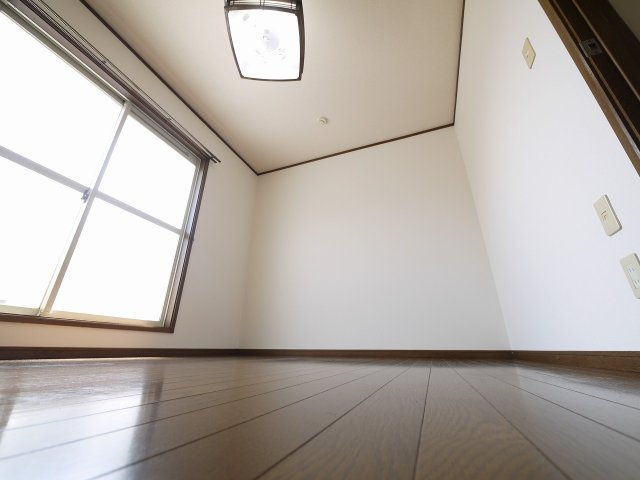 ハイツニューアイリスの洋室