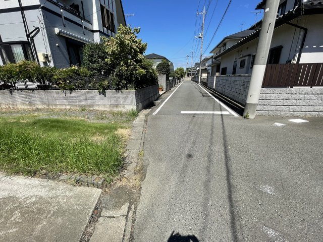 藤岡市立石新田　中古390の前面道路含む現地写真