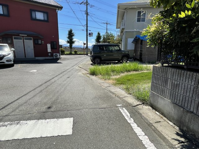 藤岡市立石新田　中古390の前面道路含む現地写真