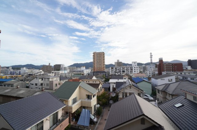【展望】 | オーリエンス東雲（リフォーム済） | 【四季を感じる】
四季の移ろい・爽やかな青空や風を感じられ
自然を愉しめるパノラマビュー。
毎日の暮らしに余裕を感じさせてくれる、
遮る物の無い開放的な眺望を是非、ご堪能ください。