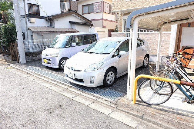 ナリッシュガーデンの駐車場