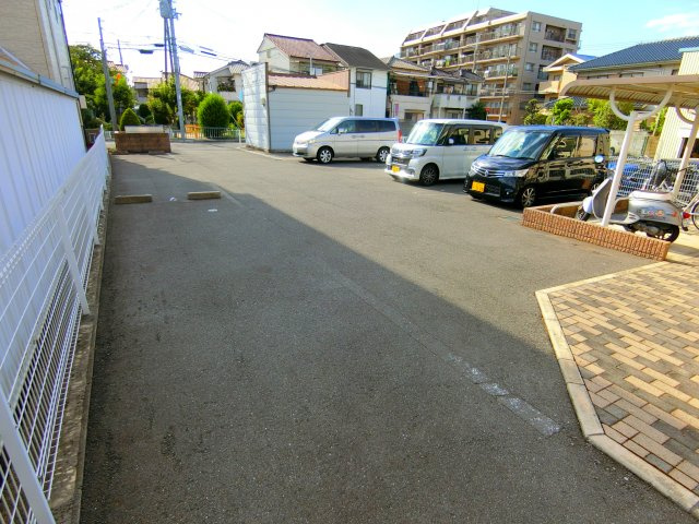プラシードアルバの駐車場