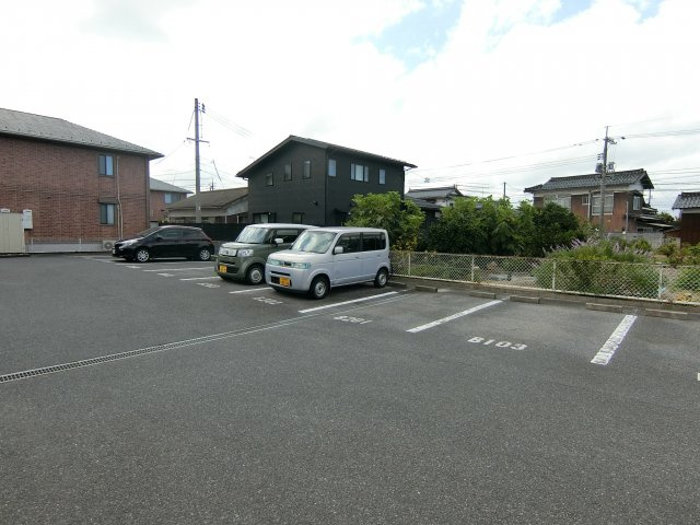 アロサールA棟の駐車場