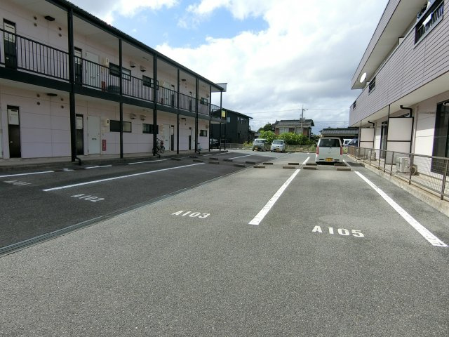 アロサールA棟の駐車場