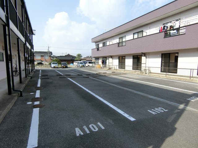 アロサールA棟の駐車場