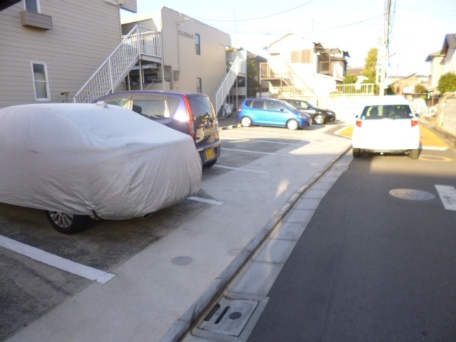 ヴィラ中山 A棟の駐車場