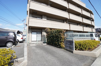 【駐車場】 | ダイアパレス五日市弐番館（リフォーム済） | 【カースペース】
大型SUVでもOKなスペースです。
マンションで中々ご自宅へゲートIN出来る造りって珍しい。
また、専用使用権が設定されていますので、
区分所有権が存続している間はお使い頂けます。