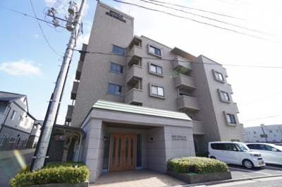 【外観】 | ダイアパレス五日市弐番館（リフォーム済） | 【耐震性】
耐震性の高さを判断するポイントは、
建築確認申請日が1981年6月1日以降の
新耐震基準に適合しているかどうか。
震度６程度の大地震でも
建物が崩壊しないレベルが基準になりました。