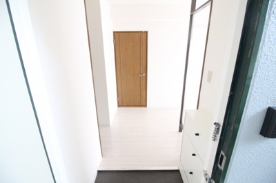 【玄関】 | エレガンス・テンヨー | 玄関横にシューズボックスがあります。