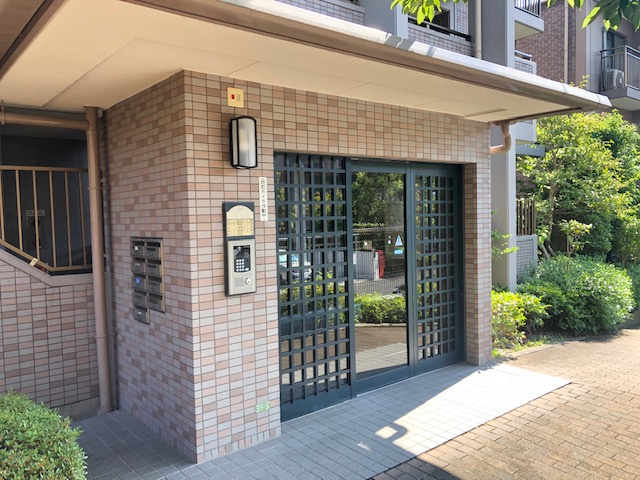 豊中市東豊中町１丁目の賃貸マンションのエントランス