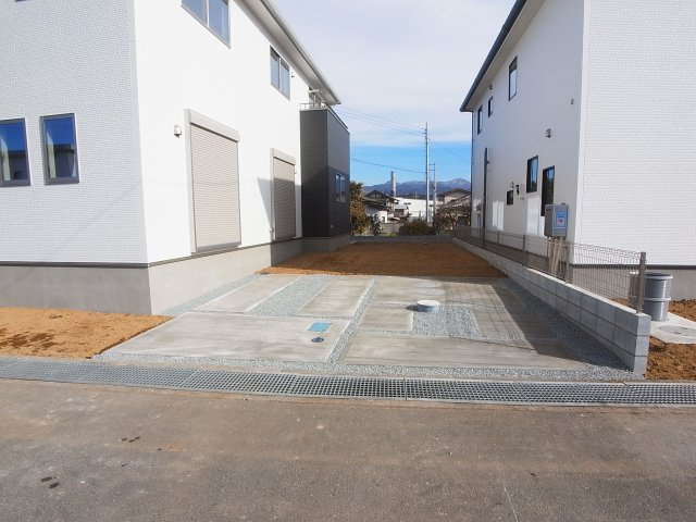 新築　渋川市半田3期　1号棟の駐車場|現地写真　駐車スペースは並列2台分可能です！
