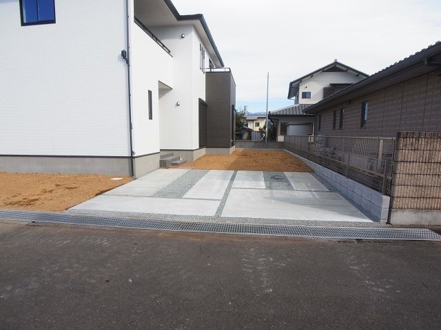 新築　渋川市半田3期　2号棟の駐車場|現地写真　駐車スペースは並列2台分可能です！
