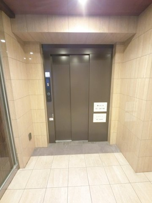 【その他共用部分】 | ゼクシア川崎 | お買い物時やベビーカーの出し入れに便利なエレベーター付です。