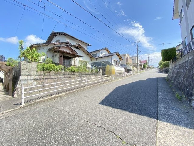 売土地　　あさひが丘9丁目の前面道路含む現地写真