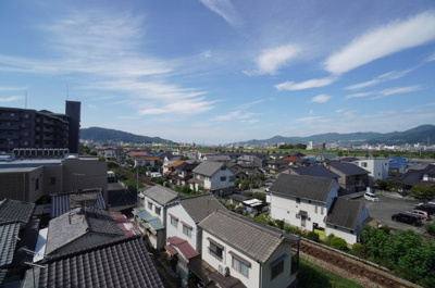 【展望】 | グランドメゾン口田南（リノベ済） | 【四季を感じる】
四季の移ろい・爽やかな青空や風を感じられ
自然を愉しめるパノラマビュー。
毎日の暮らしに余裕を感じさせてくれる、
遮る物の無い開放的な眺望を是非、ご堪能ください。