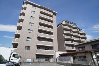 【外観】 | グランドメゾン口田南（リノベ済） | 【耐震性】
耐震性の高さを判断するポイントは、
建築確認申請日が1981年6月1日以降の
新耐震基準に適合しているかどうか。
震度６程度の大地震でも
建物が崩壊しないレベルが基準になりました。