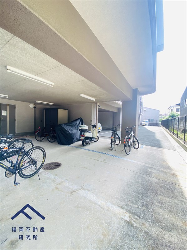 アムール箱崎3の駐車場