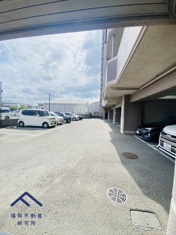 アムール箱崎3の駐車場