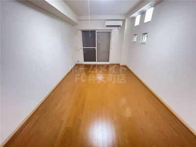 【居間・リビング】 | メゾンEMI | こちらのリビングで趣味の時間をお楽しみください