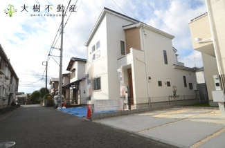 【前面道路含む現地写真】