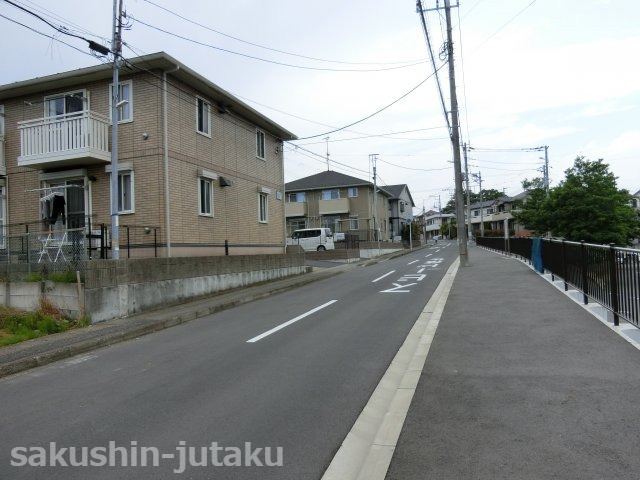 屋敷２丁目　売地　の前面道路含む現地写真|屋敷２丁目　売地　建築条件なし　更地　約５４坪　前面道路は１４ｍ公道（東側）間口８ｍ　