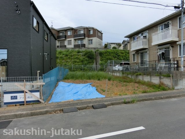 屋敷２丁目　売地　の前面道路含む現地写真|屋敷２丁目　売地　建築条件なし　更地　約５４坪　前面道路は１４ｍ公道（東側）間口８ｍ　