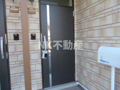 【玄関】 | メゾン・ド・ソレイユ（鴻池新田賃貸） | 収納もある玄関です