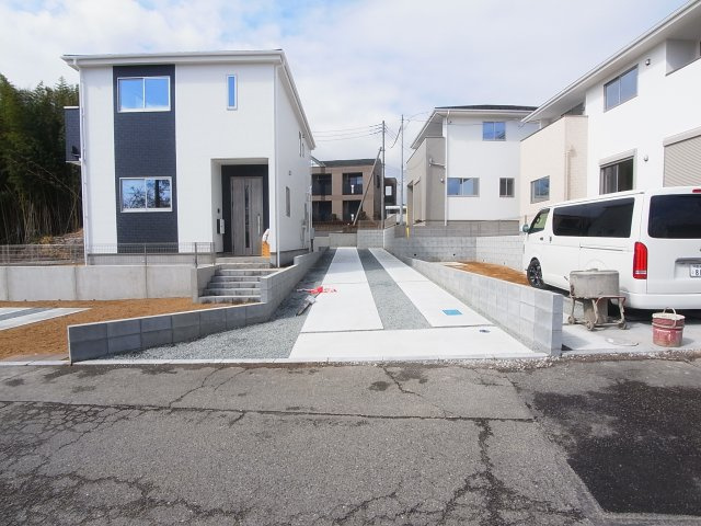 新築　渋川市金井2期　1号棟の駐車場|現地写真　駐車スペースは縦列駐車になりますが、2台分可能です！
　