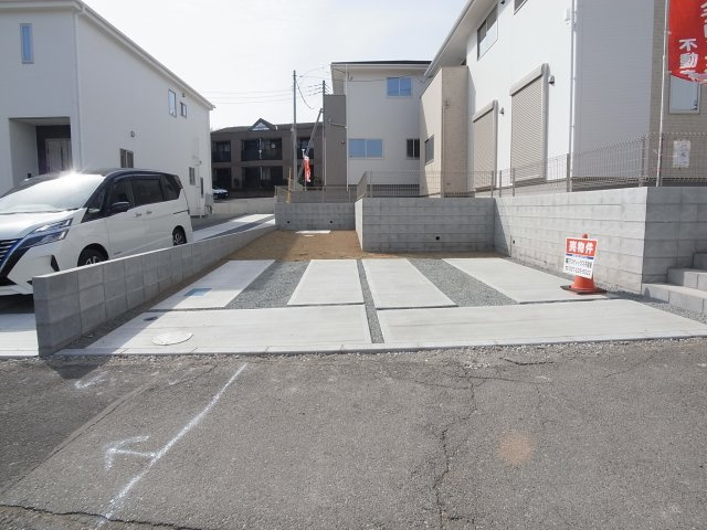 新築　渋川市金井2期　2号棟の駐車場|現地写真　駐車スペースは並列駐車2台分可能です！
　