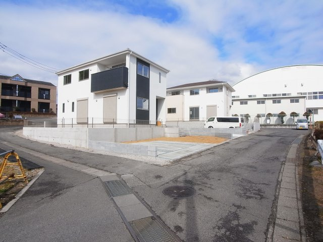 新築　渋川市金井2期　3号棟の前面道路含む現地写真|現地写真　東側接道幅員約4.4ｍ　南側接道幅員約3.2ｍ　