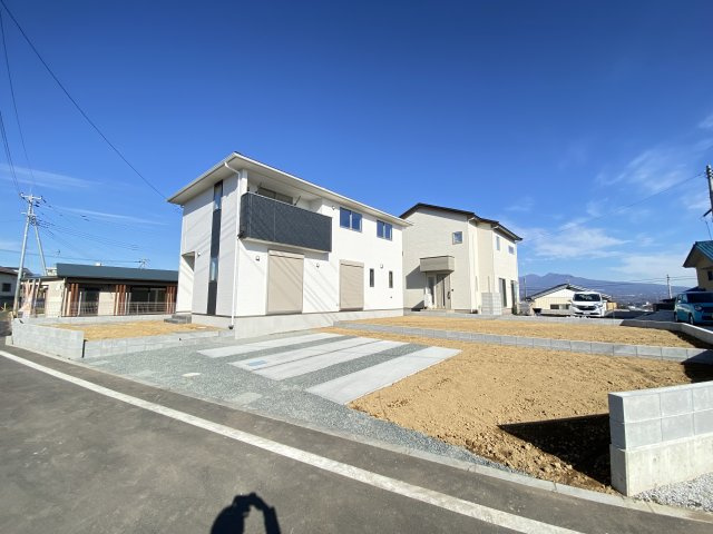 新築　北群馬郡吉岡町20期　1号棟の駐車場|現地写真　駐車スペースは並列2台分可能です！
　