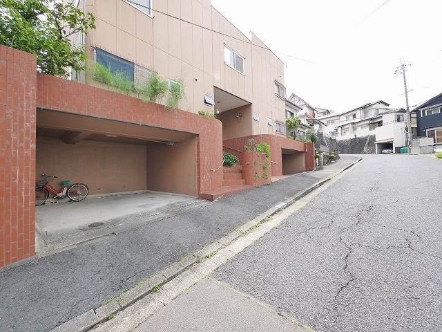 ボンジョルノ富雄の駐車場