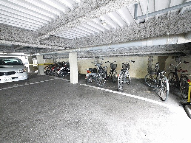 フェリス東生駒のその他共用部分|屋根付き駐輪スペースです