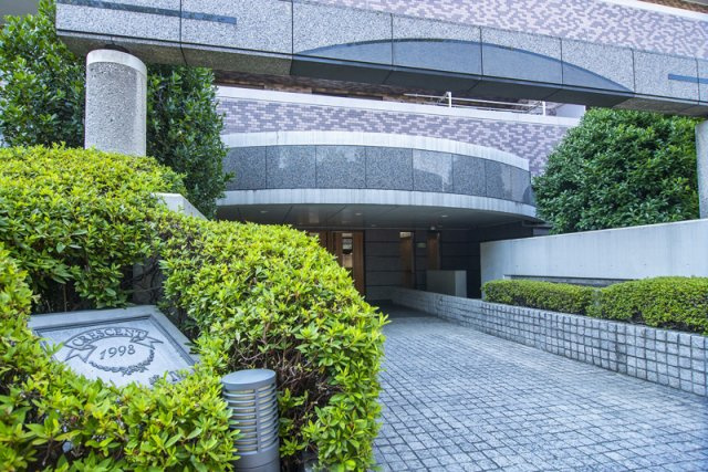 クレッセント新川崎Ⅳ　（川崎市幸区小倉1丁目）のエントランス|植栽に囲まれた、おしゃれなマンションのエントランスです