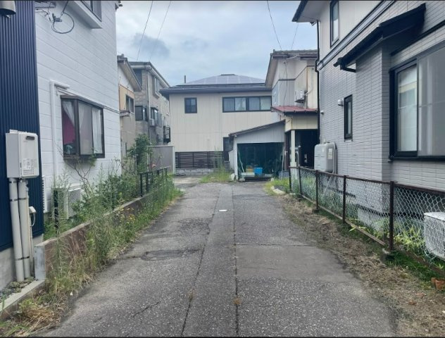 東区新石山３丁目　売地の前面道路含む現地写真
